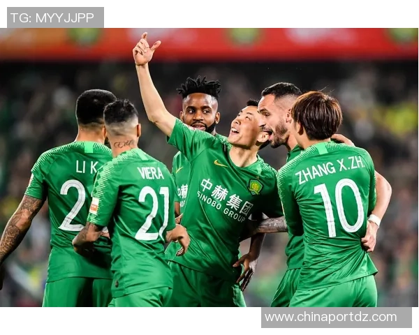 国安与河北华夏激战正酣裁判判罚引发球迷热议与争议